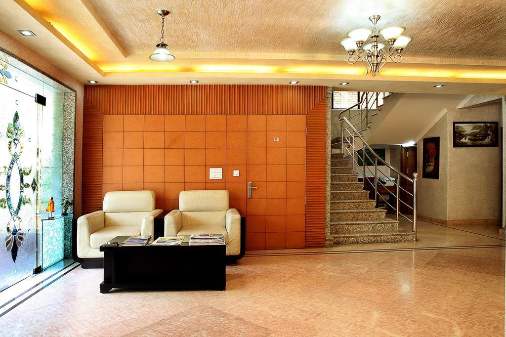 Indira International Inn New Delhi Bagian luar foto