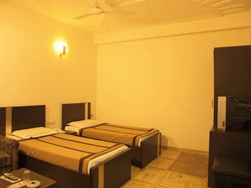 Indira International Inn New Delhi Bagian luar foto