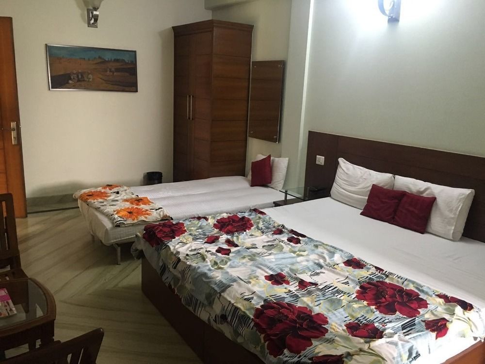 Indira International Inn New Delhi Bagian luar foto