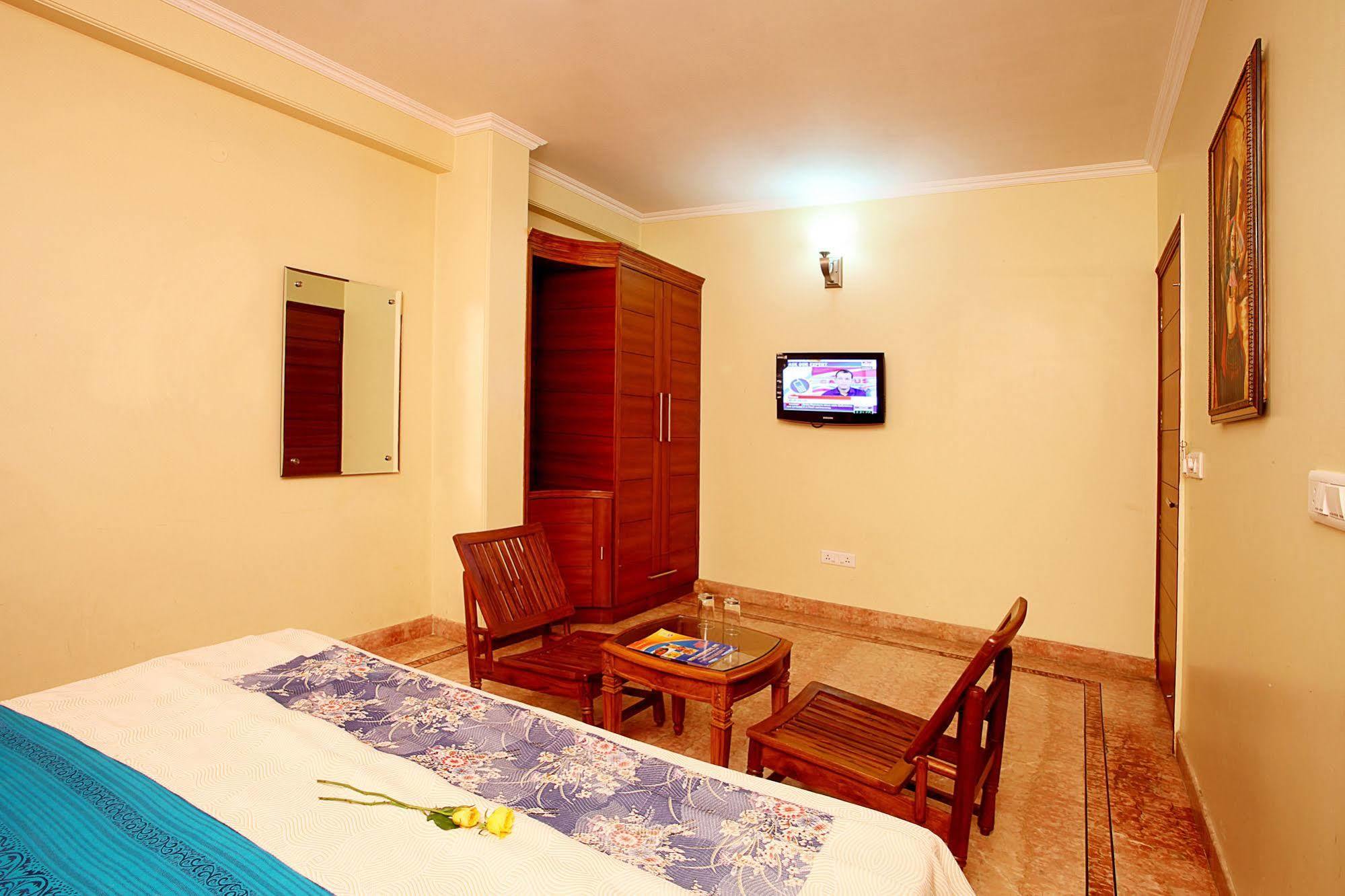 Indira International Inn New Delhi Bagian luar foto