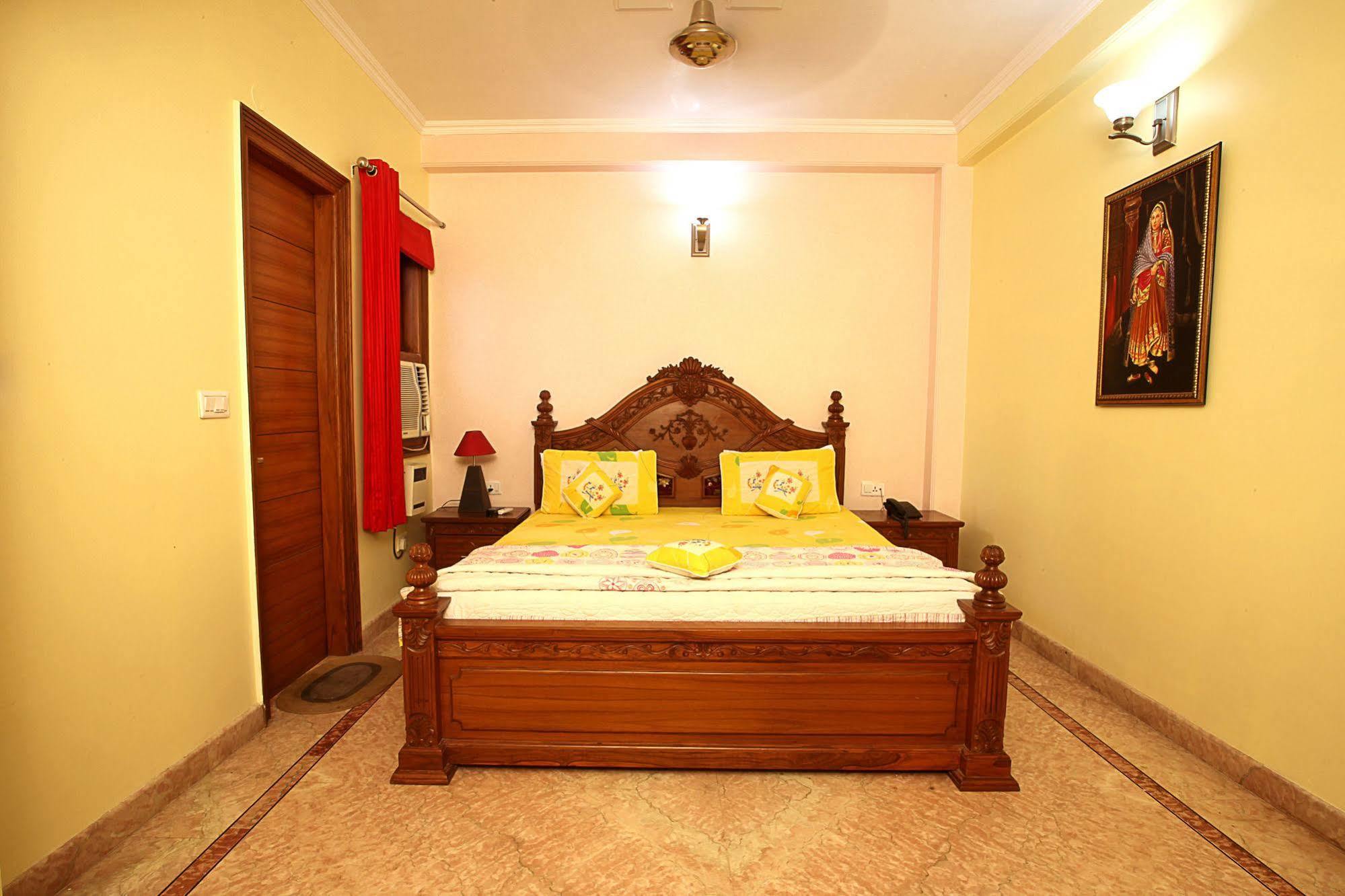 Indira International Inn New Delhi Bagian luar foto