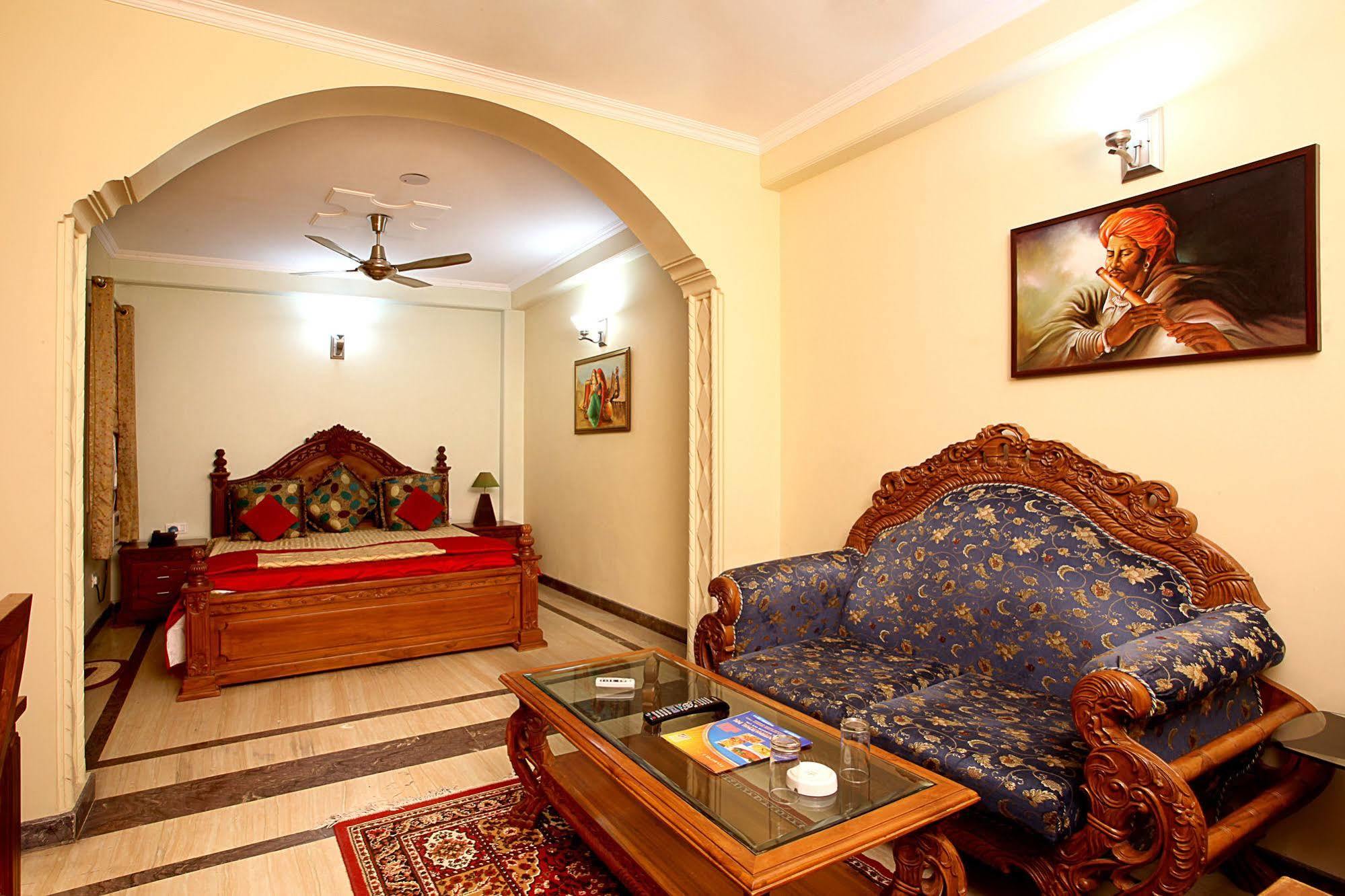 Indira International Inn New Delhi Bagian luar foto