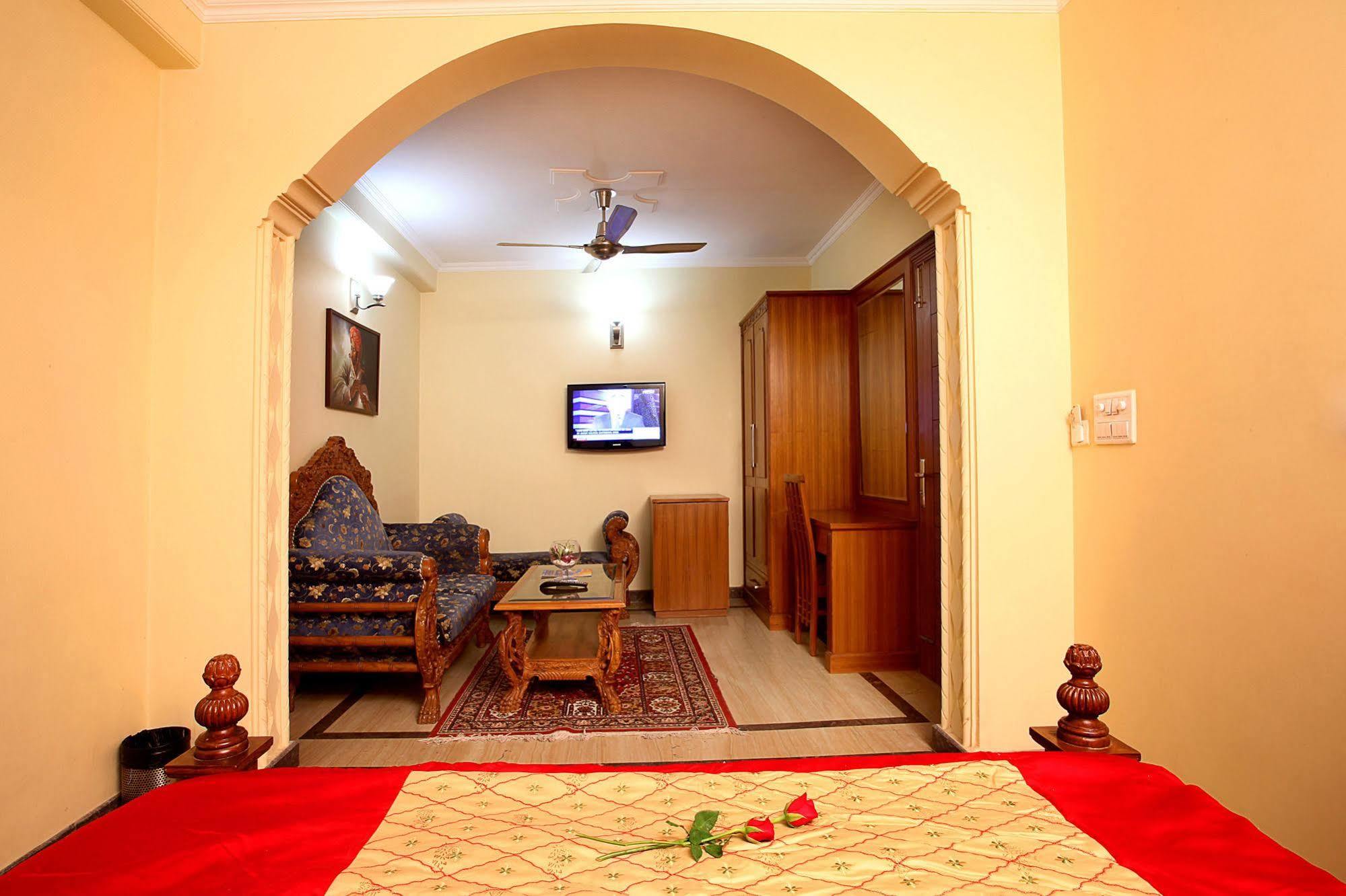 Indira International Inn New Delhi Bagian luar foto